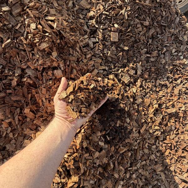 Marri Chips — coarse pale marri wood chip